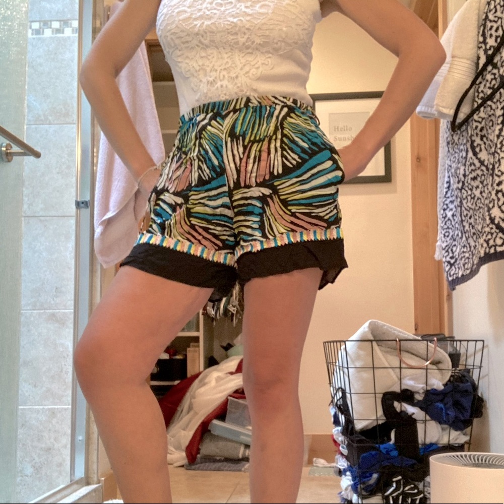 A peace treaty brand : Colorful shorts